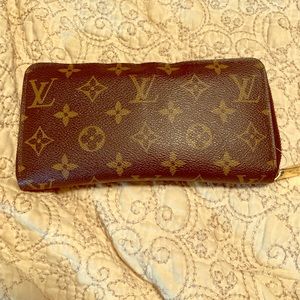 Louis Vuitton Zippy Wallet